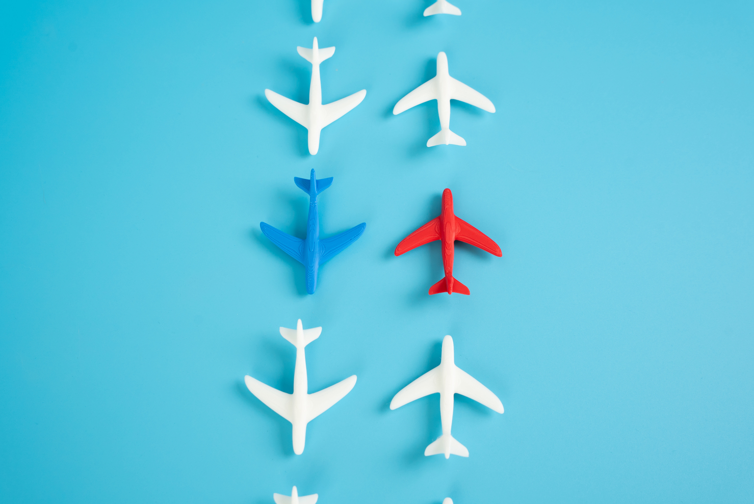 Persona revisando pasaporte, visado y documentos junto a un billete de avión Madrid-Nigeria, enfocando la documentación necesaria para viajar