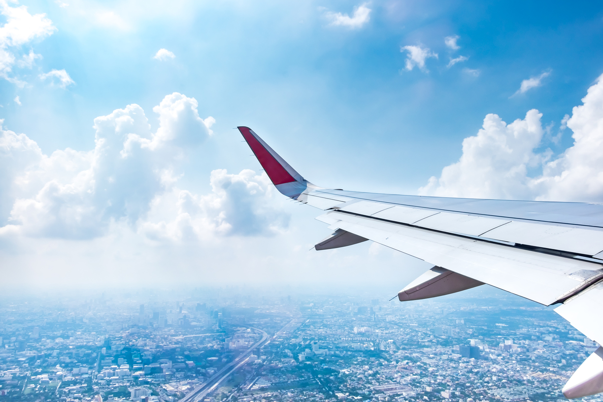 Avión volando sobre mapa entre España y Nigeria, simbolizando viajes directos a Nigeria desde España y conexión entre ambos países